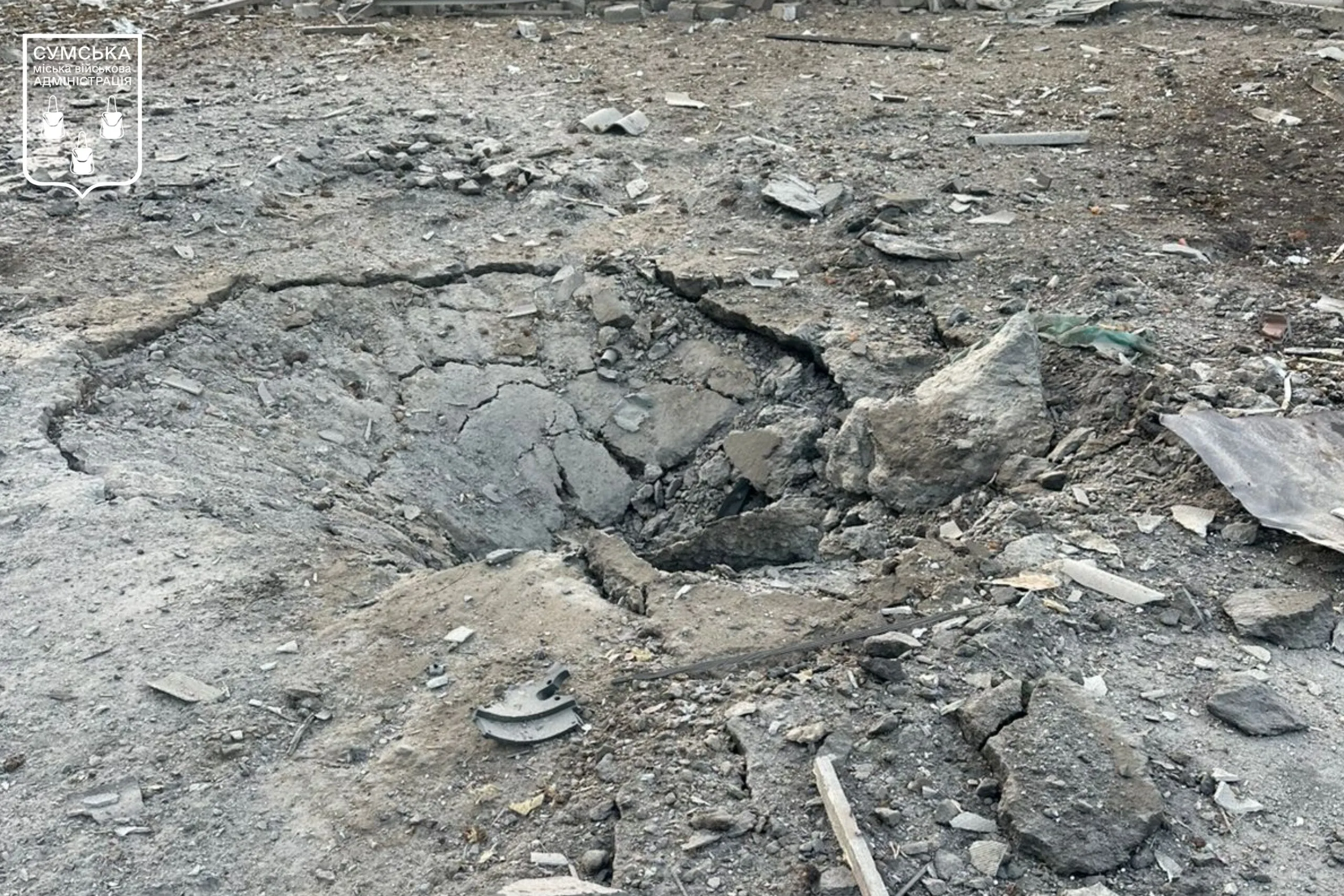 Росіяни вдарили по околицях Сум, пошкоджені склади та автівки