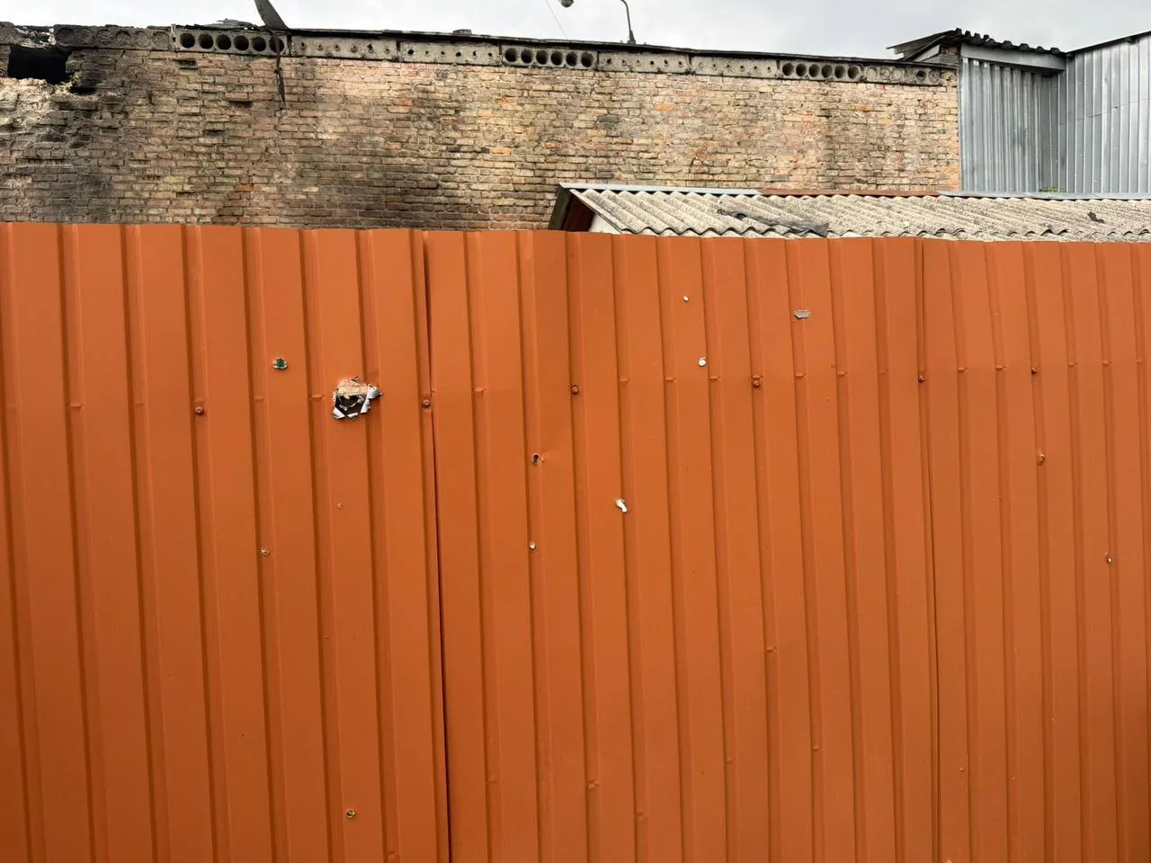 В Броварах в результате падения обломков российских БПЛА повреждены три здания
