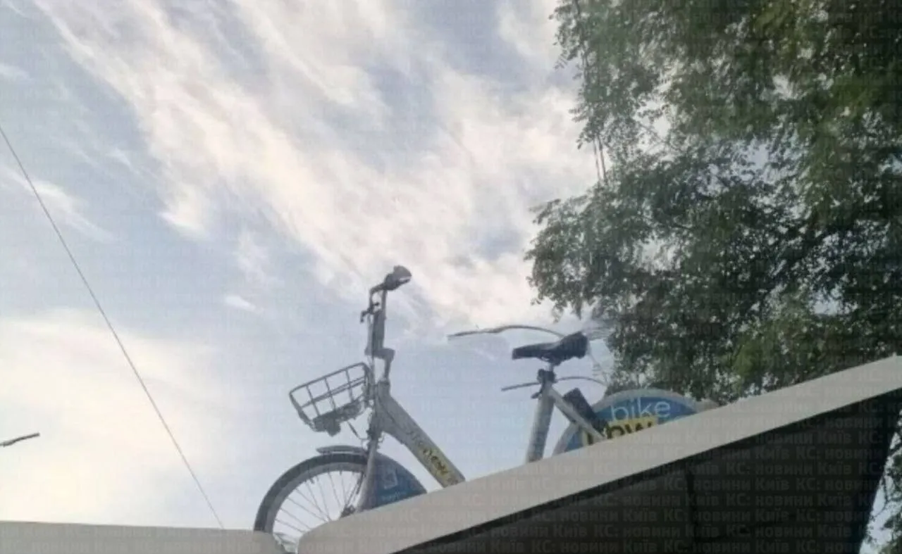 В столице неизвестные бросили прокатный велосипед на крышу остановки