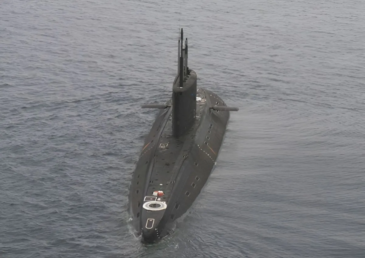 rosyjska okręt podwodny «Noworosyjsk» oczekuje pomocy na wodach Francji