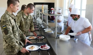 Відео: у Львові розлючені пасажири заблокували рух поїздів