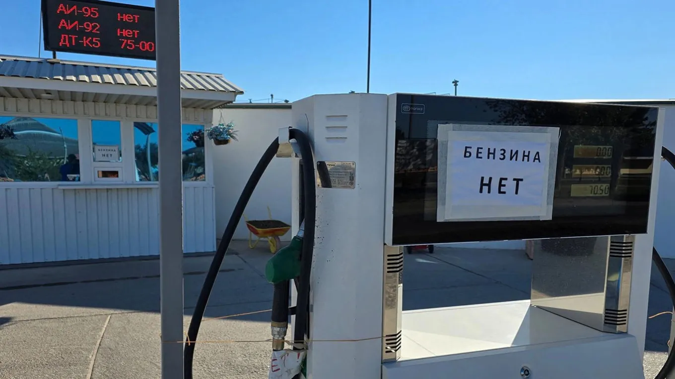 Россияне массово отменяют туры в Крым из-за топливного кризиса