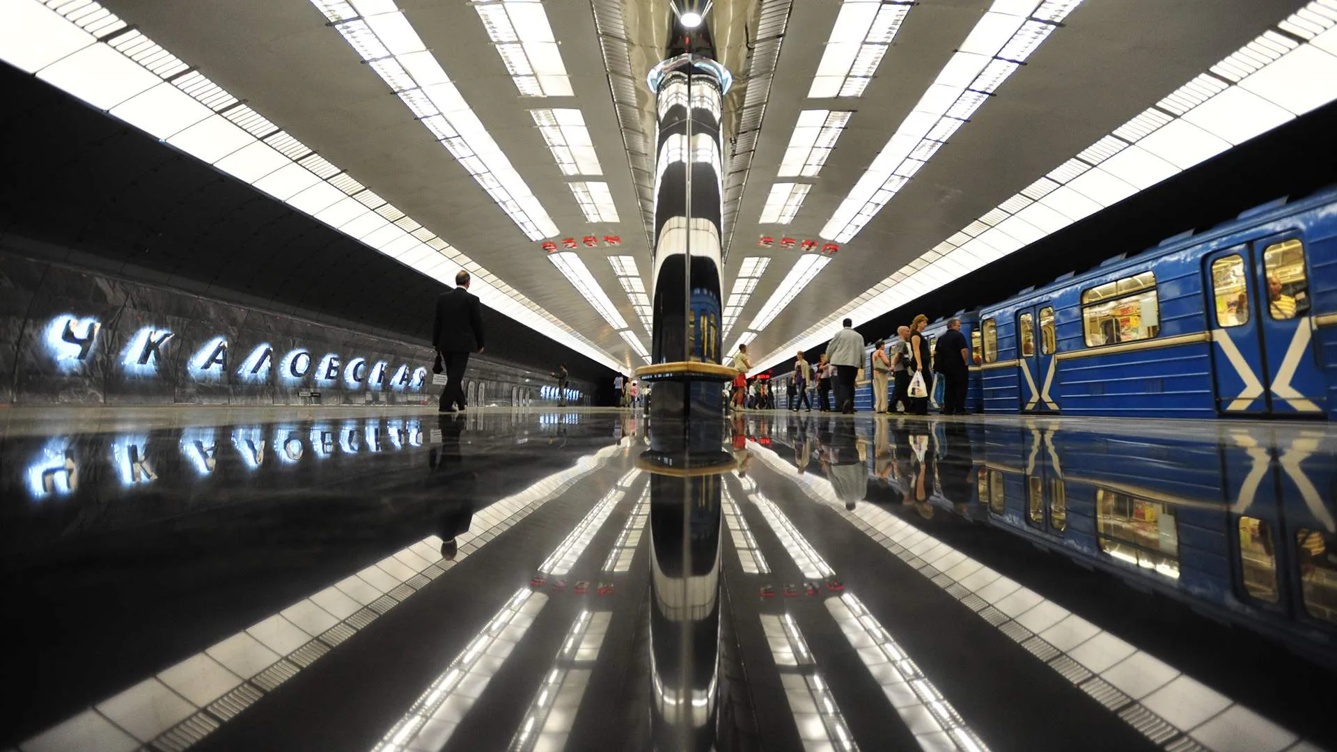 В метро Києва затримали чоловіка, який почав роздягатися