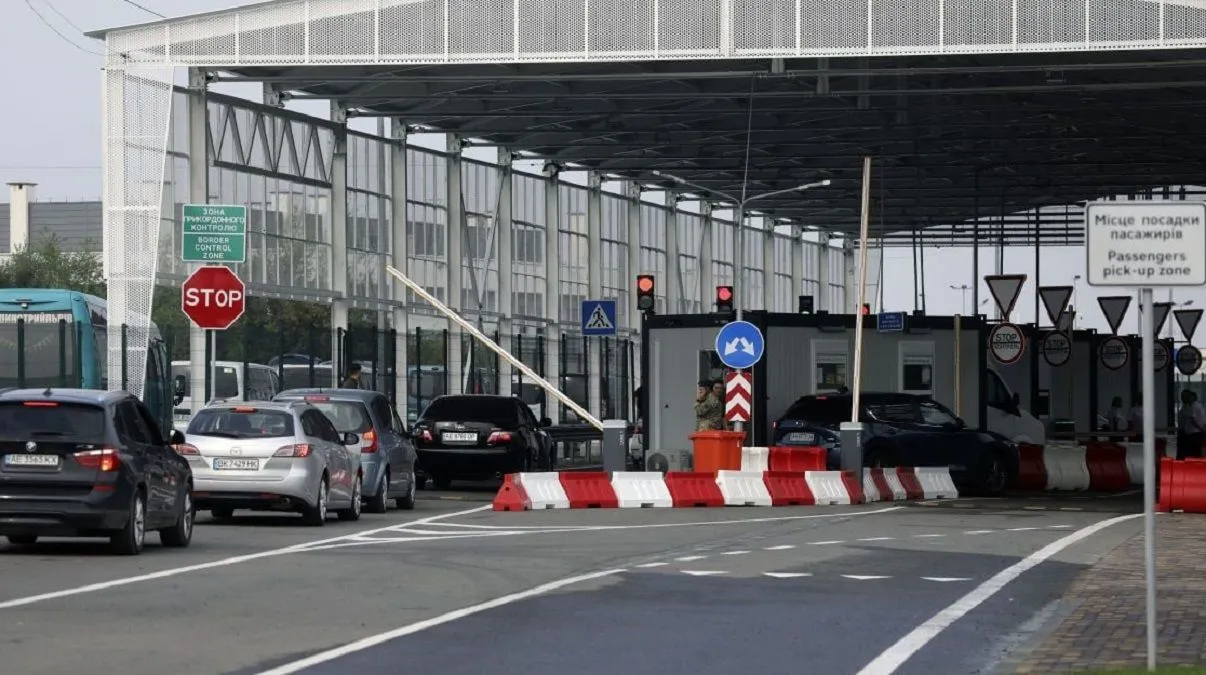 На кордоні з Польщею утворилися великі черги