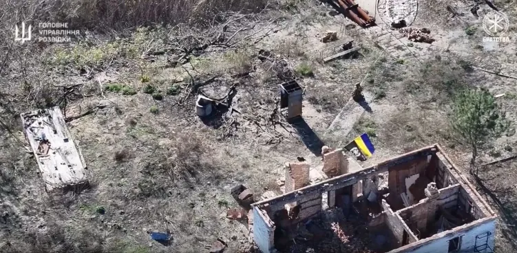 Відео: Українські розвідники підняли синьо-жовтий прапор у «сірій зоні» Каховського водосховища