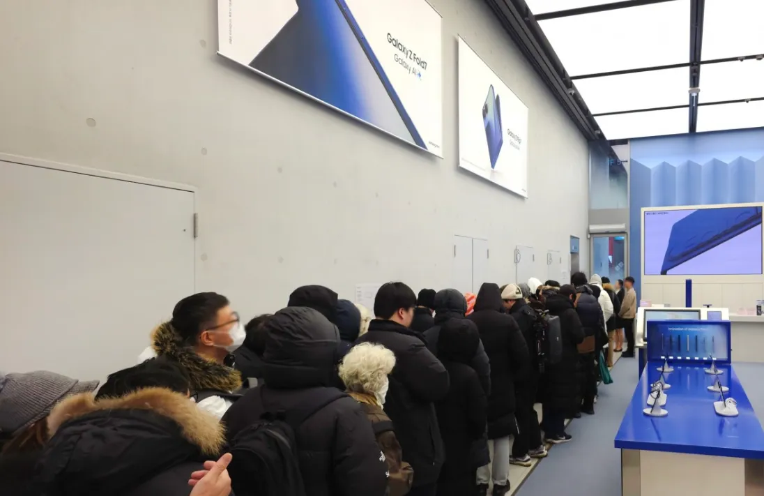 У Південній Кореї миттєво розкупили смартфон Samsung із трьома екранами - GSM Arena