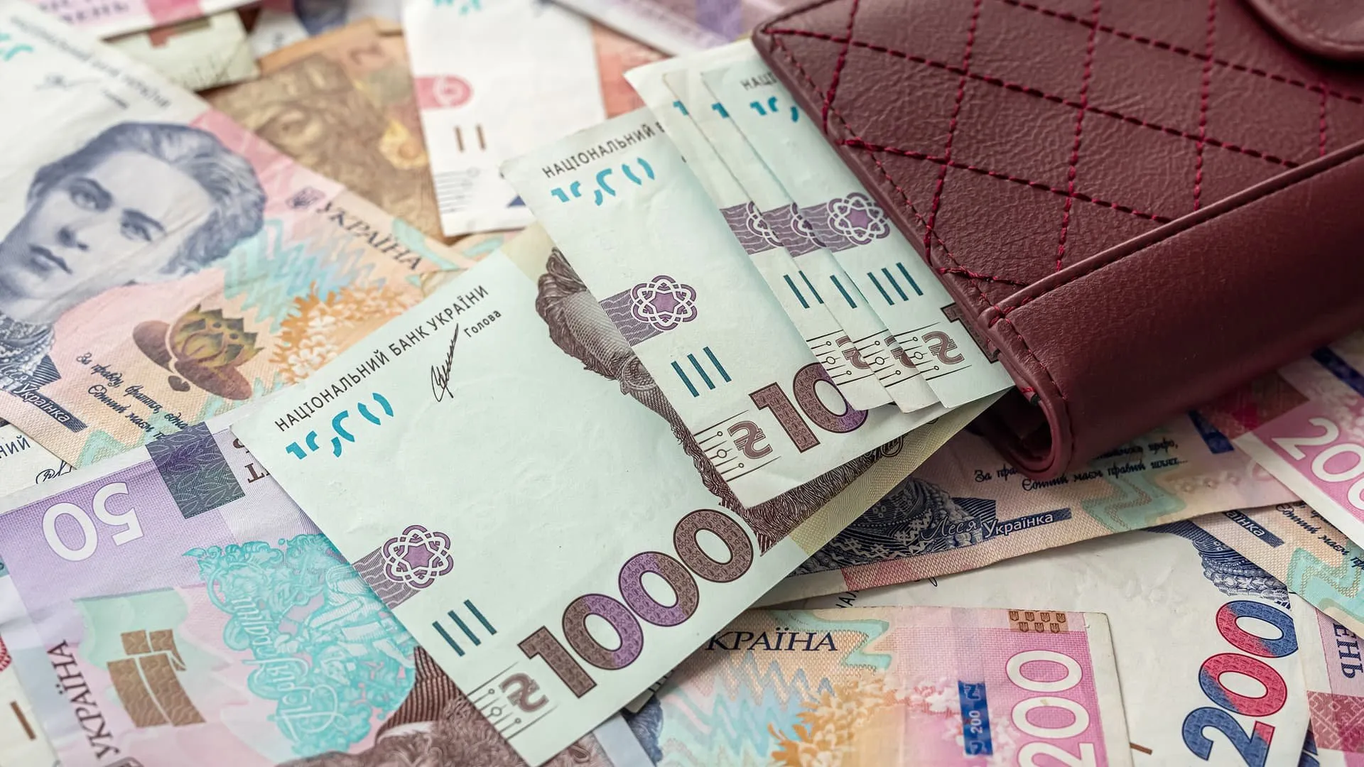 Национальный банк продлил действие лимитов на снятие наличных в Украине и за рубежом