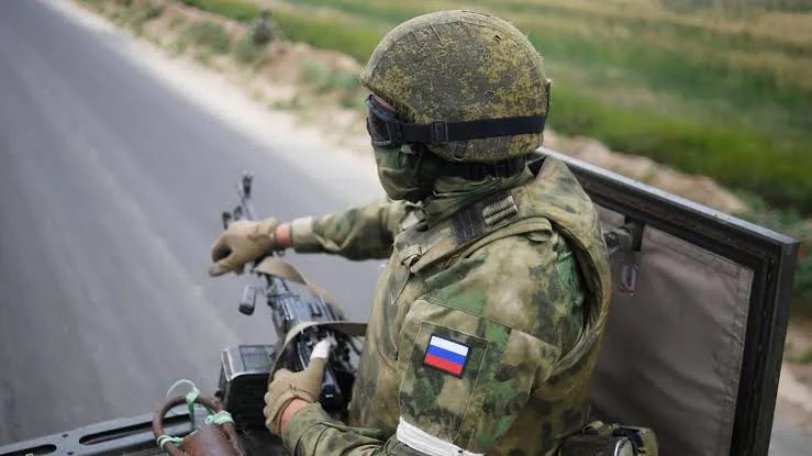 Видео: РФ перебрасывает войска через Мариуполь, маскируя колонны под гражданские автомобили