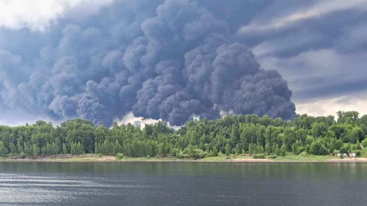 Відео: У російському Рибінську зафіксоване повторне ураження нафтобази Темп