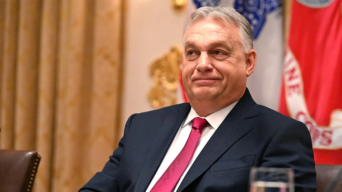 Відео: Мадяр висміяв самотню прогулянку Орбана на терасі резиденції