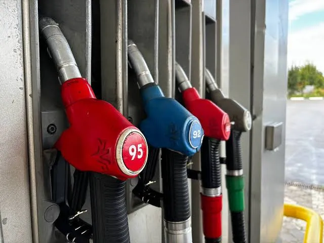 Two drivers get into a fistfight while waiting in line for gas at a gas station in Ryazan, Russia