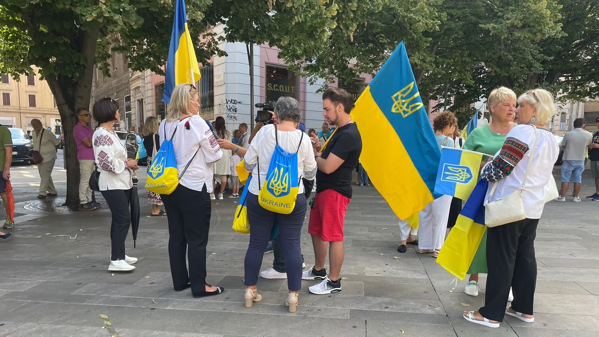 Більшість українців почуваються щасливими попри постійний стрес