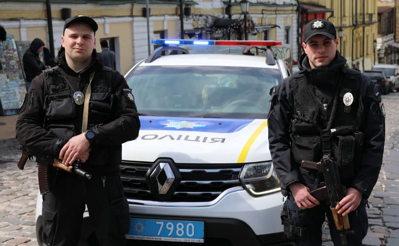 Фото: У Львові чоловік вчинив стрілянину та погрожував дівчині зброєю