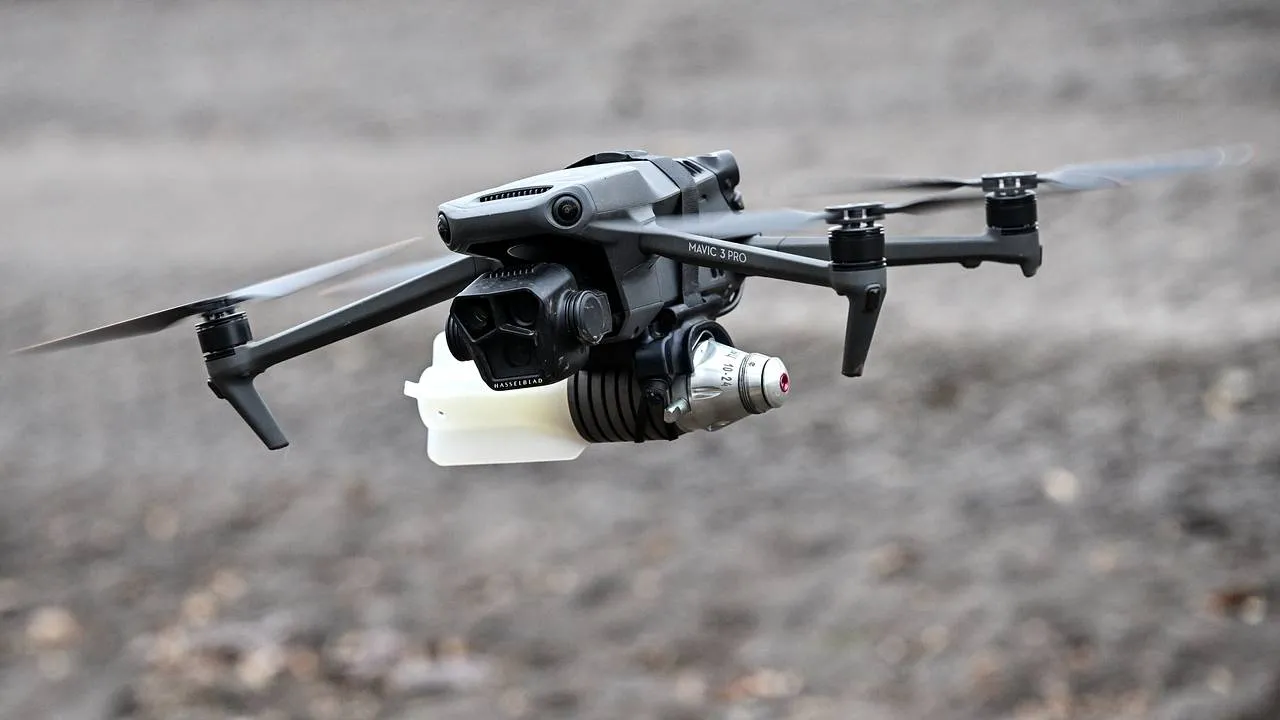 Російський дрон атакував житлову багатоповерхівку у Херсоні