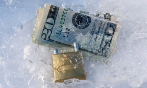 Відео: меморіал радянським військам у Берліні накрили українським прапором