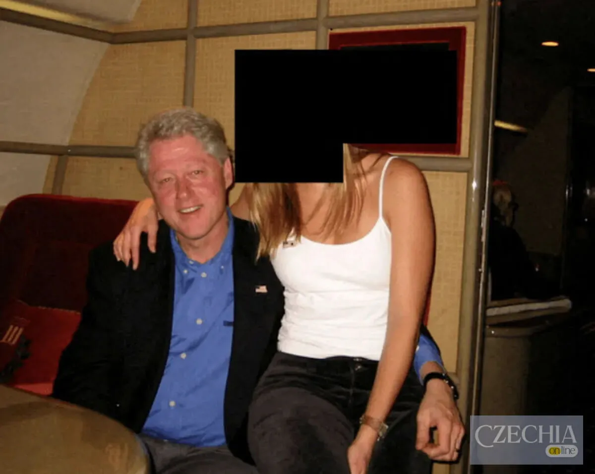 Клінтон зізнався, що на борту літака Епштейна йому робили масаж