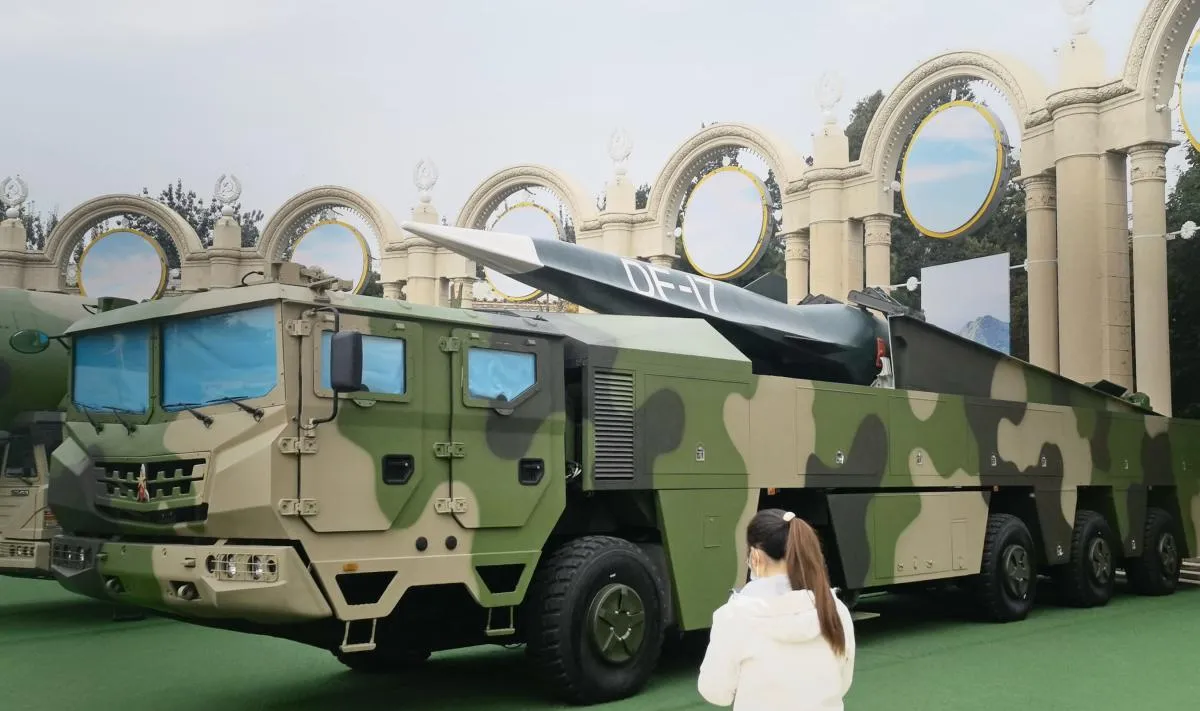 Китай продемонстрировал свою гиперзвуковую ракету DF-17 и вызвал беспокойство у США