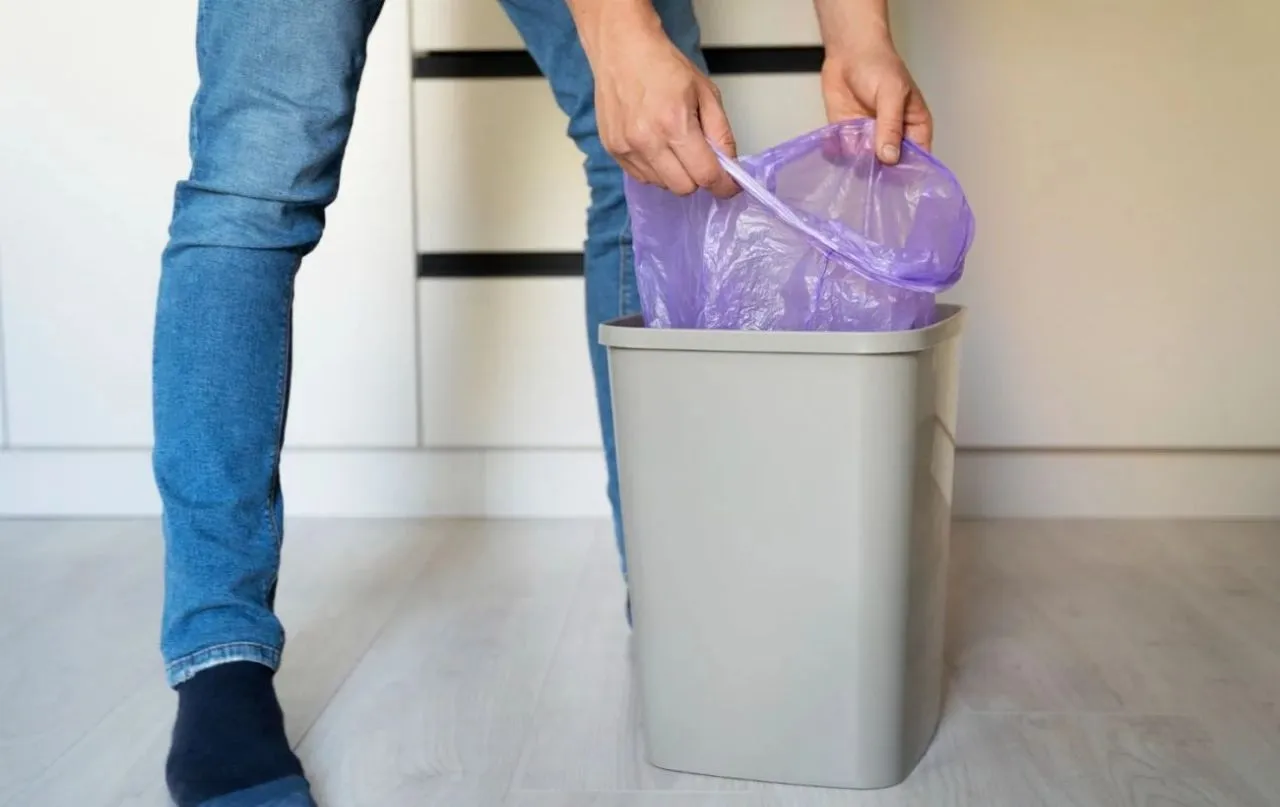 У польських містах встановлюють нові білі контейнери для скла