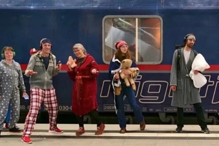 Європейці у піжамах розпочали  протести на вокзалах