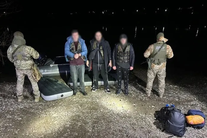 Прикордонники затримали трьох чоловіків, які пливли до Молдови (відео)