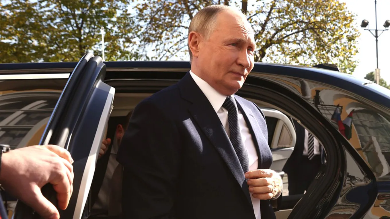 Putin ukrywa się przed ukraińskimi dronami w pociągu pancernym i używa fałszywych konwojów