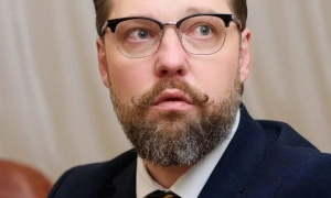 Збили трьох людей, є загиблий: у Дніпрі озброєні чоловіки викрали авто разом із власником і тікали від поліції