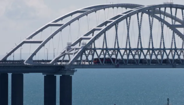 Оккупанты усиливают защиту Крымского моста от ударов ВСУ