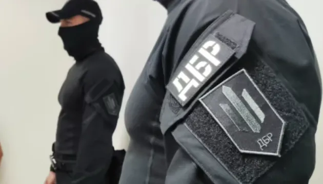 A border guard promised to smuggle a draft dodger across the border in the trunk for $13,000