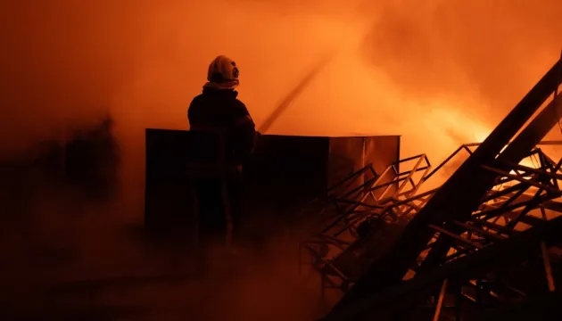 W Dnieprze po rosyjskim ataku wybuchł pożar w zakładzie