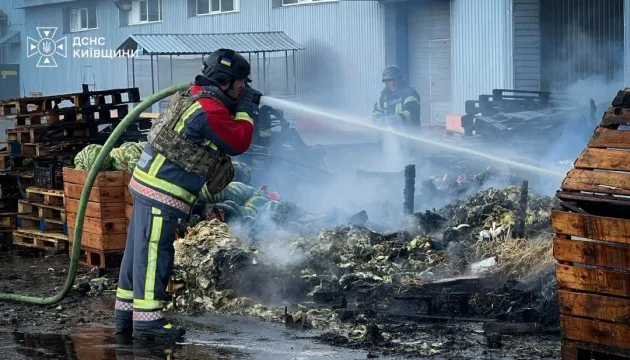 У Бучанському районі після атаки РФ гасять пожежі на трьох локаціях