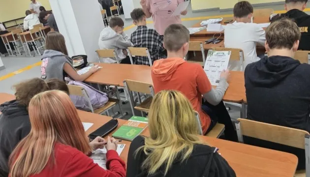 Лише 42% українських шкіл мають змогу навчатися в укриттях під час тривог