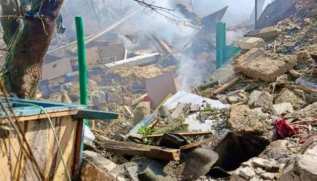 Окупанти вдарили авіабомбою по Запорізькому району, загинула людина