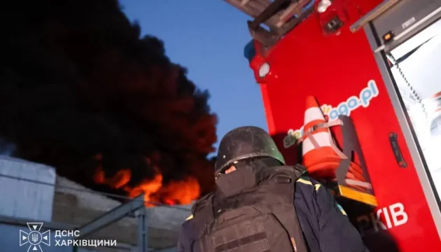 W obwodzie charkowskim rosyjski dron uderzył w magazyn, w wyniku czego wybuchł pożar