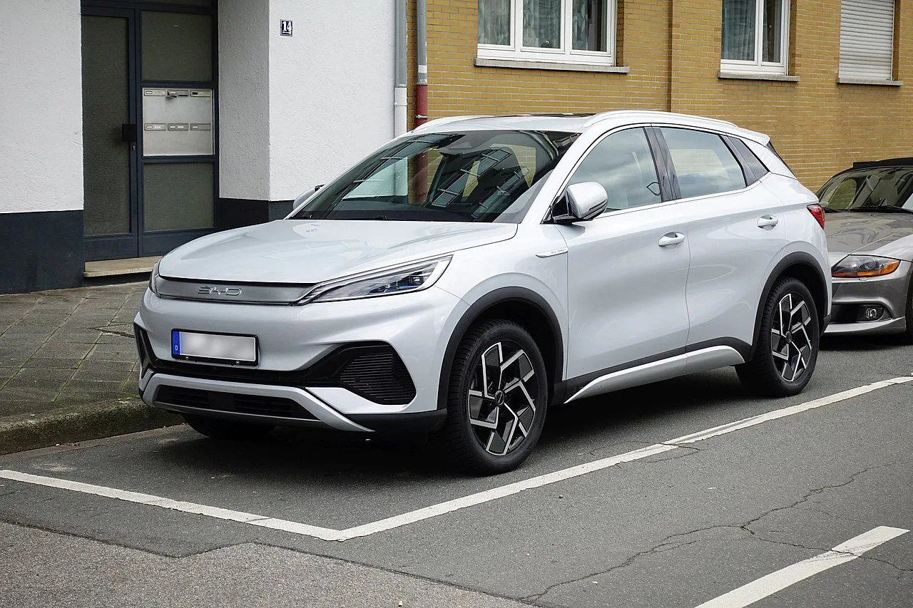 Польща обмежує доступ китайських авто до військових об’єктів