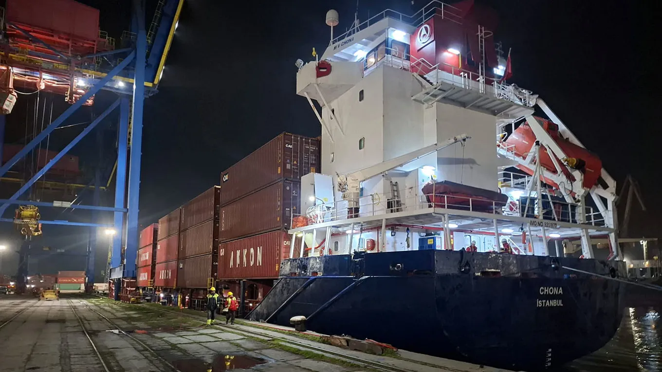 A major Turkish shipping company has suspended its voyages to Russia