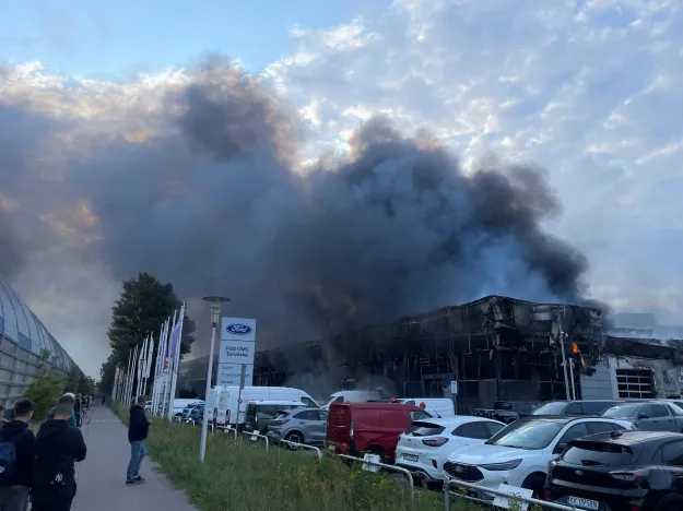 Крупный пожар в Варшаве уничтожил автосалон вместе с автомобилями