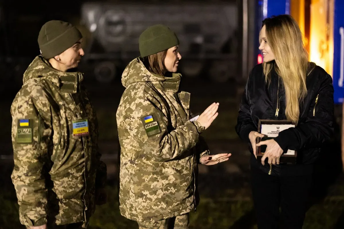 Прикордонники подарували Анджеліні Джолі українські символи та коїн ДПСУ - фото