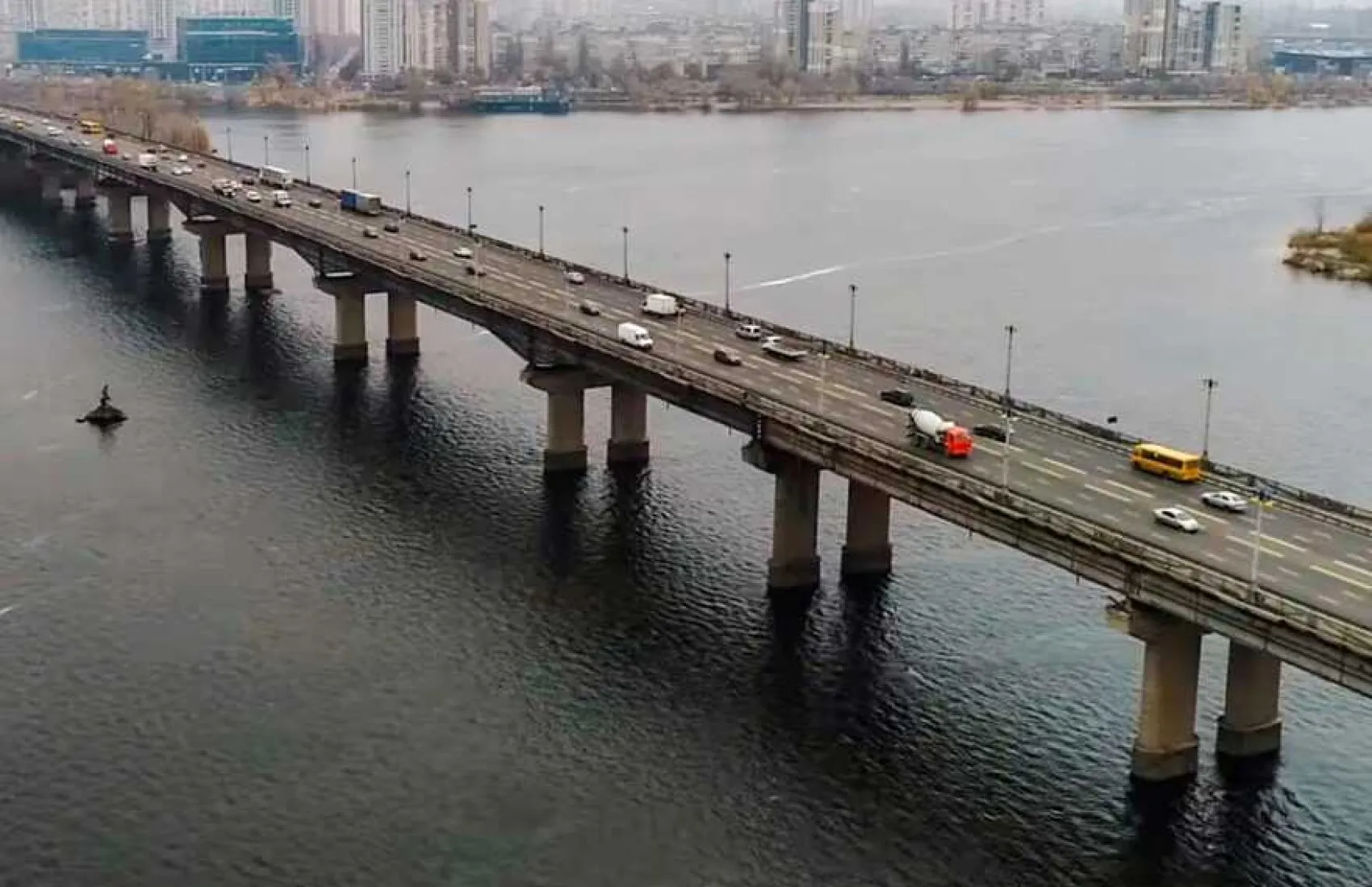 В Киеве на три дня частично перекроют движение по мосту Патона