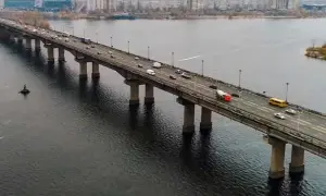 В Киеве пикетируют российское посольство в поддержку Сенцова