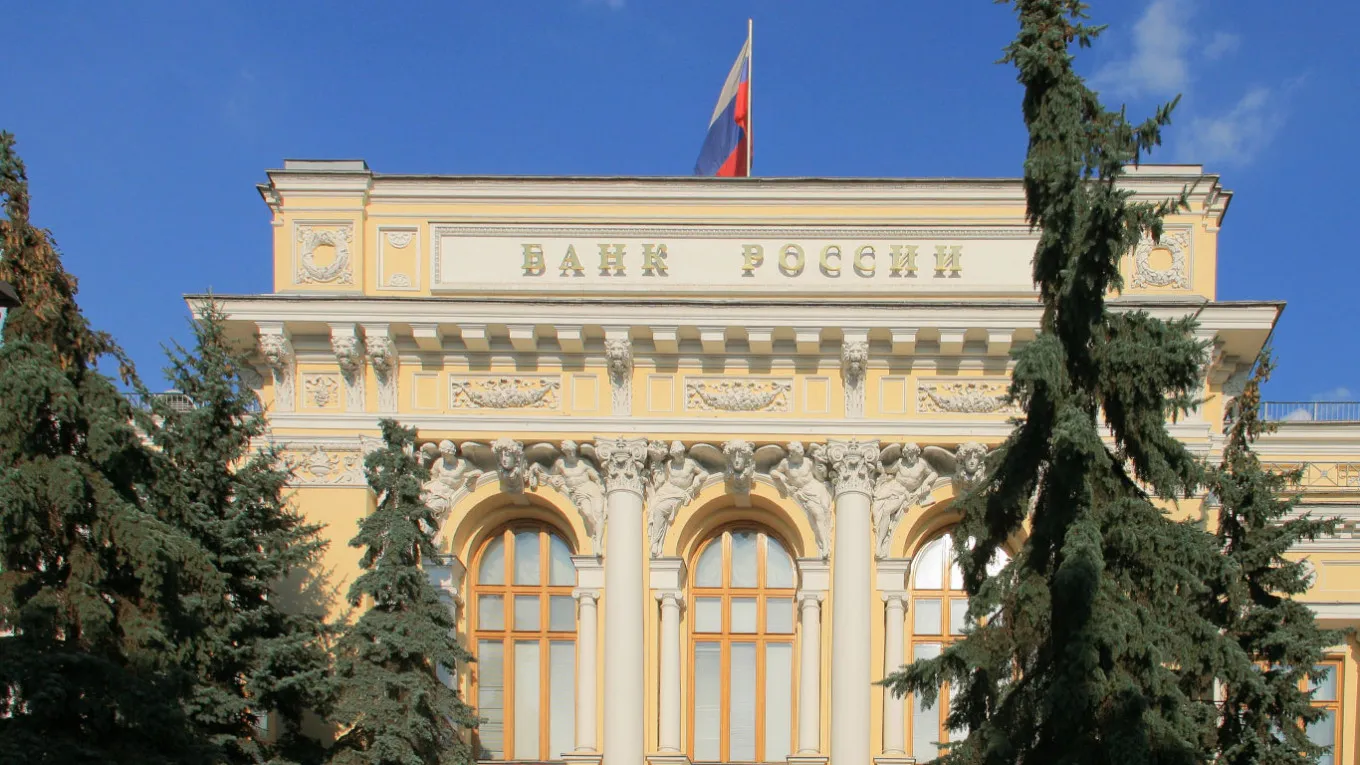 Росіяни щомісяця виводять за кордон сотні мільйонів доларів через іноземних брокерів