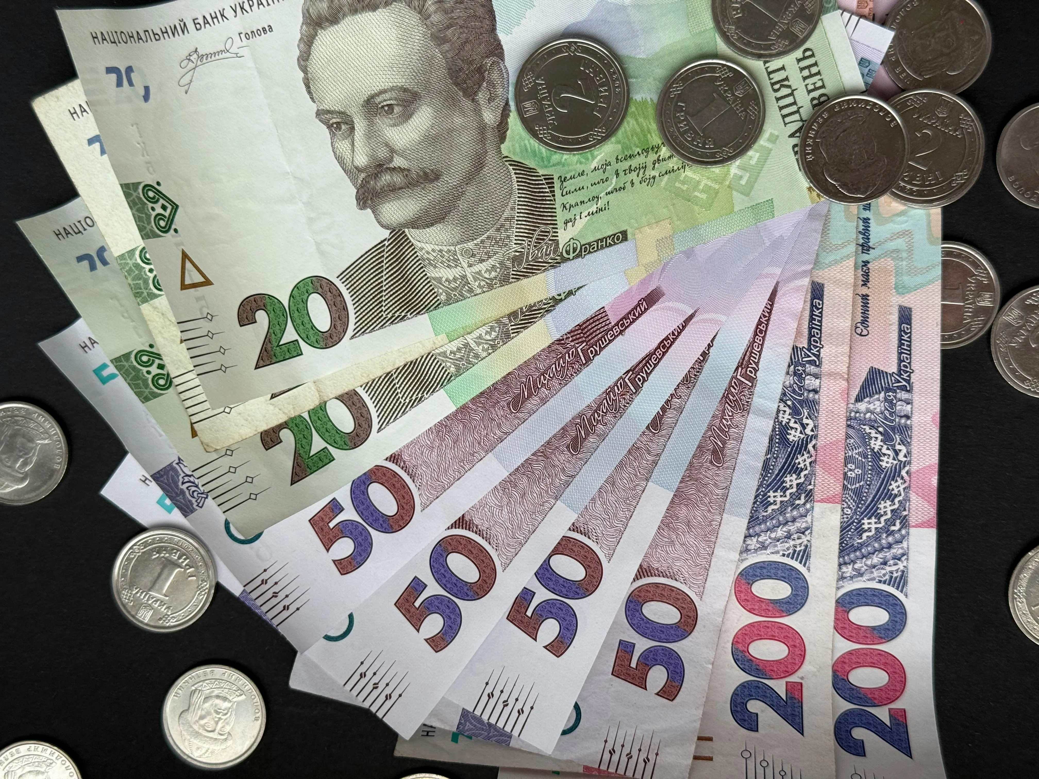 Скільки насправді коштує позика у 2026 році: мікрокредит, кредитна картка чи розстрочка