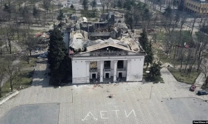 росія атакувала базу поїздів: постраждав Інтерсіті+ з роботою Барбари Крюгер