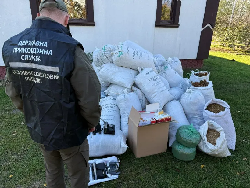На Волині накрили підпільну тютюнову фабрику: вилучили майже тонну сировини та тисячі цигарок - фото
