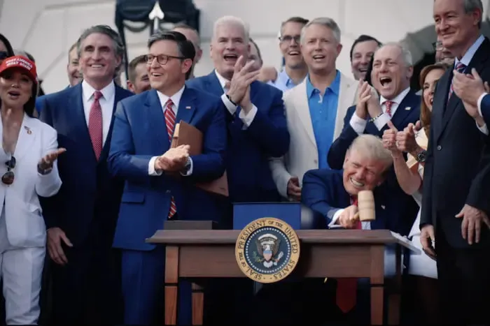 Після поразки республіканців Трамп опублікував курйозне відео, де постає королем, Папою Римським і джедаєм