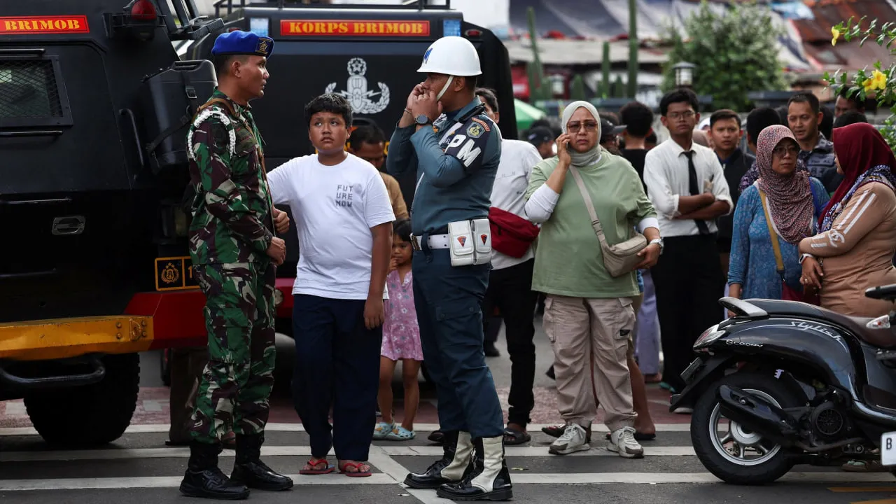 Вибух у столиці Індонезії: понад 50 людей отримали поранення в мечеті