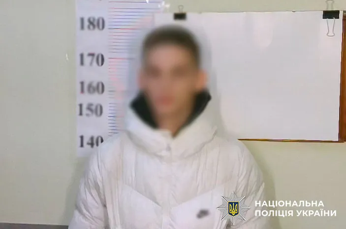 У Києві затримали наркокур’єра, який ховав психотропи у пакетики з-під чаю