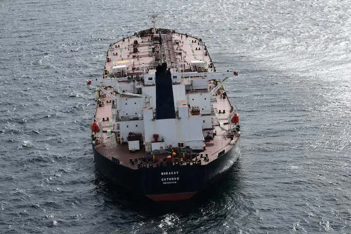 Ціни на нафту знизилися попри санкції США проти «Роснафти» та «Лукойлу»