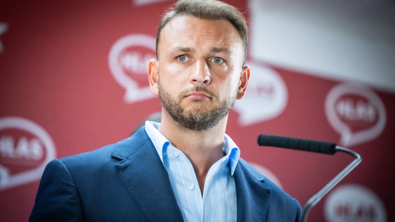 Міністра МВС Словаччини зобов’язали виплатити 90 тис. євро слідчим після суду за образи