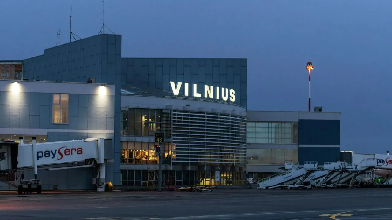 Три рейси до Вільнюса вимушено змінили маршрут через контрабандні повітряні кулі