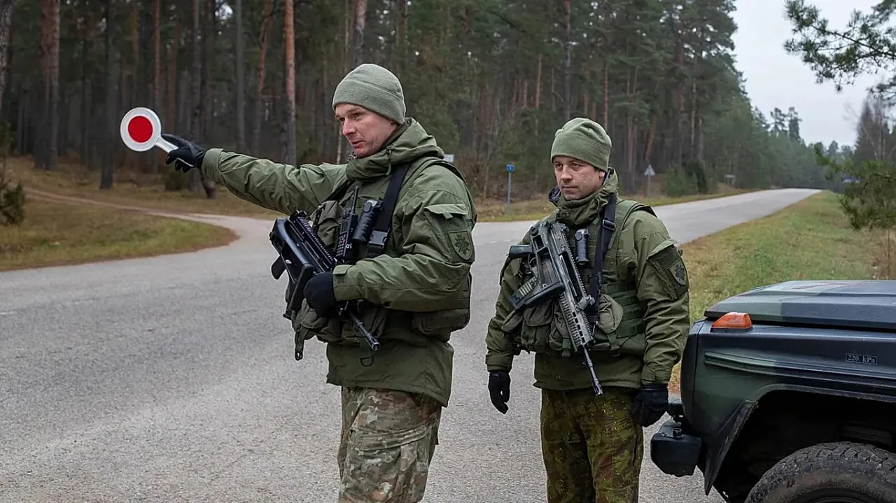 Білорусь погрожує конфіскацією вантажівок через закритий Литвою кордон